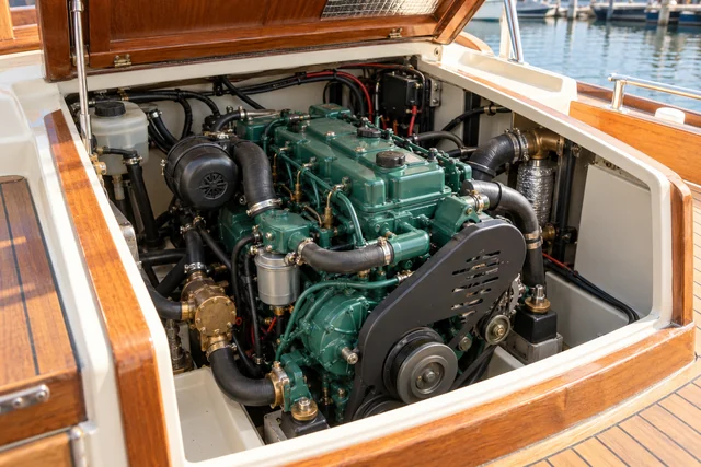 Een binnenboordmotor onder het geopende luik van een recreatieboot
